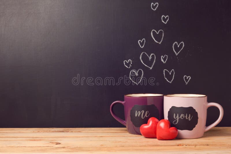 Begrepp för dag för valentin` s med hjärtor och koppar över svart tavlabakgrund arkivbild Begrepp för dag för valentin` s med hjärtor och koppar över svart tavlabakgrund arkivbild