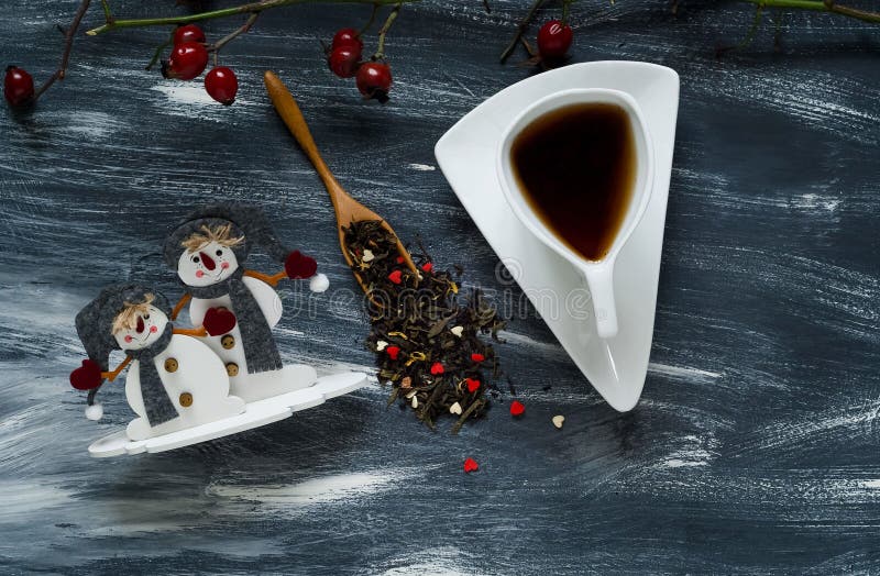 Begrepp för dag för valentin` s, små snögubbear och vitkopp på blå och vit bakgrund, naturligt ljus, bästa sikt arkivbild Begrepp för dag för valentin` s, små snögubbear och vitkopp på blå och vit bakgrund, naturligt ljus, bästa sikt arkivbild