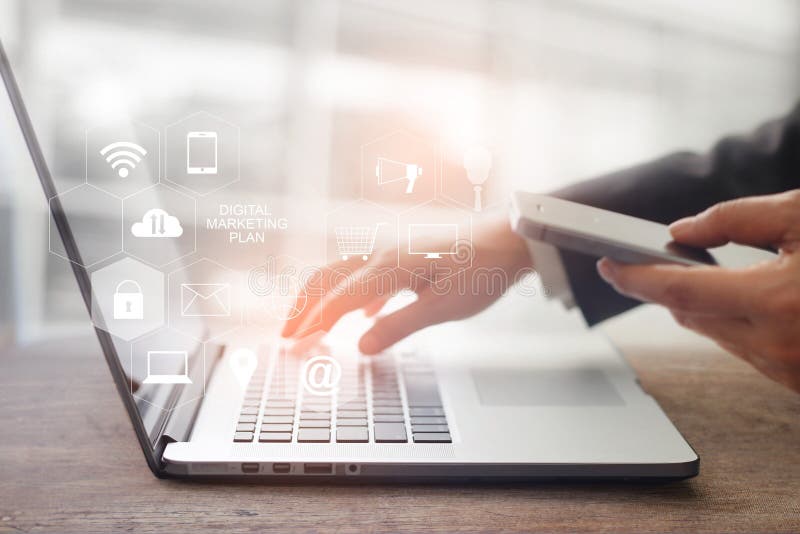 Begrepp för Digital marknadsföringsmassmedia Rörande bärbar dator för affärsman royaltyfria foton Begrepp för Digital marknadsföringsmassmedia Rörande bärbar dator för affärsman royaltyfria foton