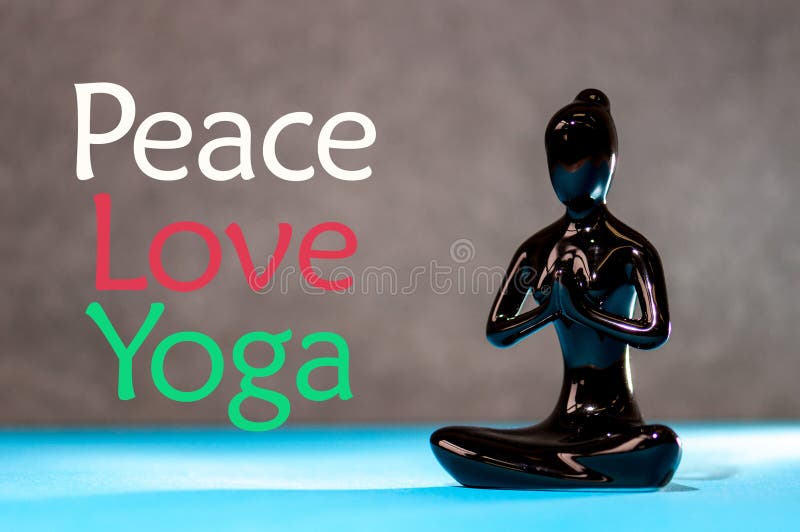 Begrepp för fredförälskelseyoga Balanserar den sunda kvinnliga statyetten för meditationen i fred-, anda- och meningszen begrepp royaltyfri foto Begrepp för fredförälskelseyoga Balanserar den sunda kvinnliga statyetten för meditationen i fred-, anda- och meningszen begrepp royaltyfri foto