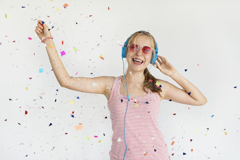 Begrepp för lycka för konfettier för flickaHeadphonemusik royaltyfri bild