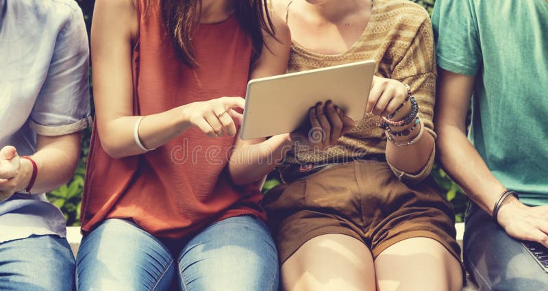 Begrepp för tonår för vänlivsstil socialt ungt royaltyfri fotografi Begrepp för tonår för vänlivsstil socialt ungt royaltyfri fotografi