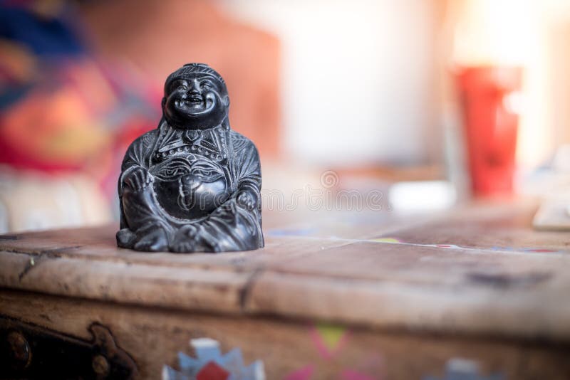 Begreppet andlighet och feng shui: Buddha-staty i vardagsrummet Uppmjukning, balans och andlighet