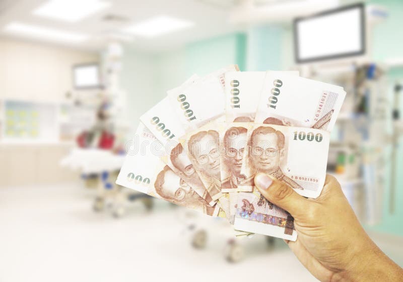 begreppet costs sjukvård Hand av mänskliga hållpengar f fotografering för bildbyråer begreppet costs sjukvård Hand av mänskliga hållpengar f fotografering för bildbyråer