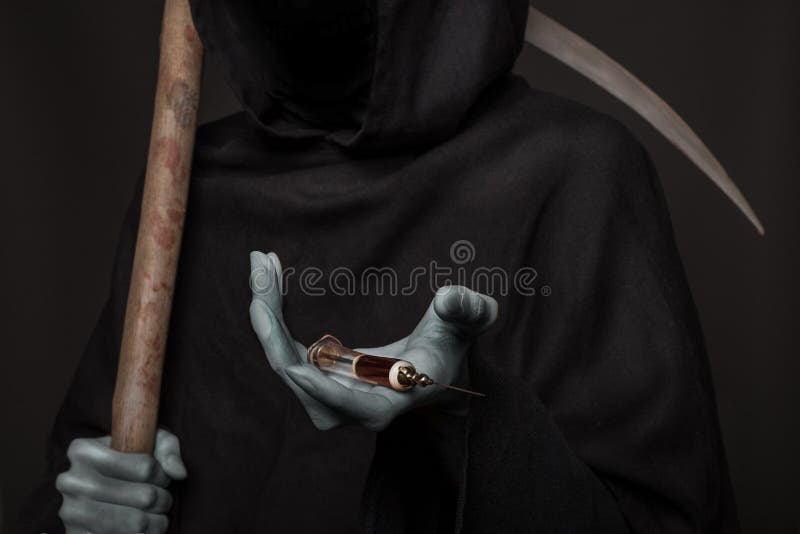 Begreppet: drogbyte Dödsängelinnehavinjektionsspruta med heroin arkivbilder Begreppet: drogbyte Dödsängelinnehavinjektionsspruta med heroin arkivbilder