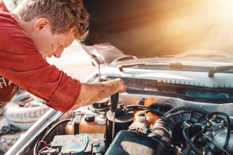 Begreppet funktionshinder och deras anpassning till livet Inaktiverad c skruvmejsel i händerna på reparation av motorn royaltyfri fotografi