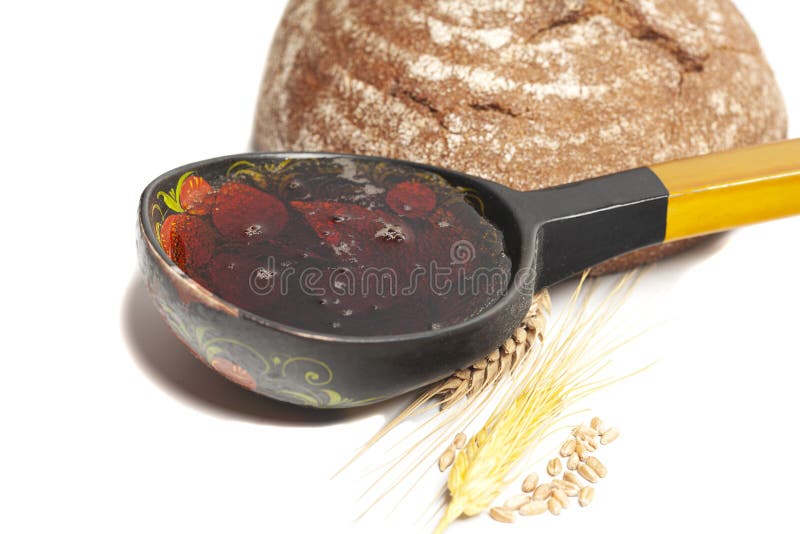 Begreppet färska druvor kvass med runda svarta bröd, vetekorn arkivbild
