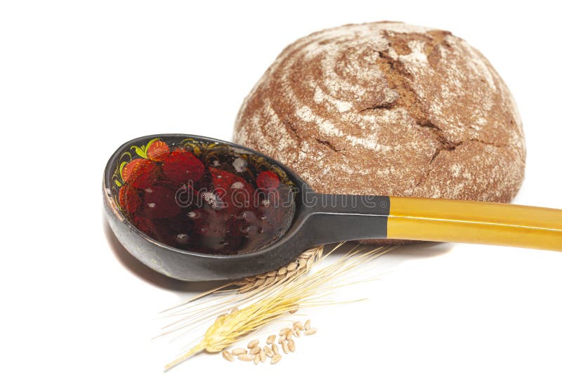Begreppet färska druvor kvass med runda svarta bröd, vetekorn arkivbild