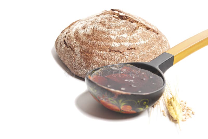 Begreppet färska druvor kvass med runda svarta bröd, vetekorn fotografering för bildbyråer