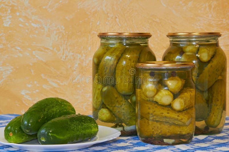 Begreppet 'homemade pickles' i en burk med delikata homemade gurkor på bordet arkivbilder