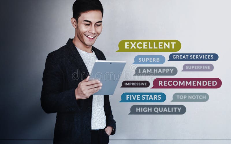 Begreppet kunderfarenhet En ung Gott man Reading Positive Review Rating via Digital Tablet Kundens tillfredsställande undersöknin arkivfoto Begreppet kunderfarenhet En ung Gott man Reading Positive Review Rating via Digital Tablet Kundens tillfredsställande undersöknin arkivfoto