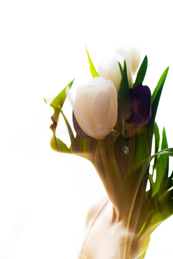 Begreppet miljöhänsyn och miljöhänsyn. Dubbel exponeringspresentation av unga kvinnor och tulpanblommor och royaltyfri fotografi