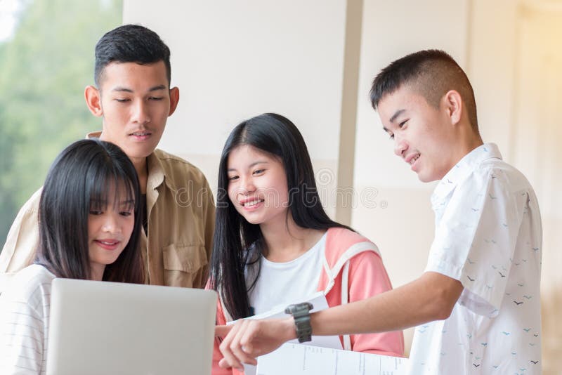 Begreppet utbildning : Studenter Young Asian College-grupper som studerar tillsammans med dokument för arkivbilder Begreppet utbildning : Studenter Young Asian College-grupper som studerar tillsammans med dokument för arkivbilder