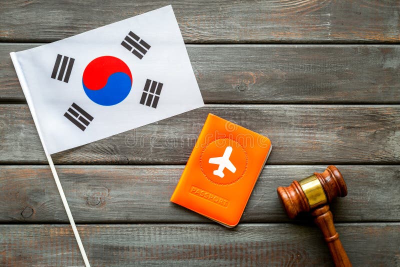 Begreppet visering till Korea Koreansk flagga nära pass och domare hammer på mörkt baksida av trä, överst i bakgrunden arkivfoton Begreppet visering till Korea Koreansk flagga nära pass och domare hammer på mörkt baksida av trä, överst i bakgrunden arkivfoton
