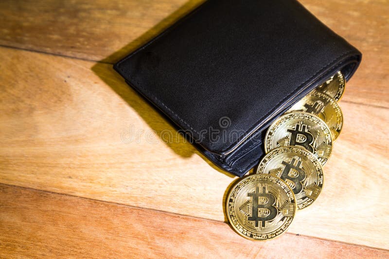 Begreppsmässig cryptocurrencybitcoin med plånboken på tabellen arkivbilder Begreppsmässig cryptocurrencybitcoin med plånboken på tabellen arkivbilder