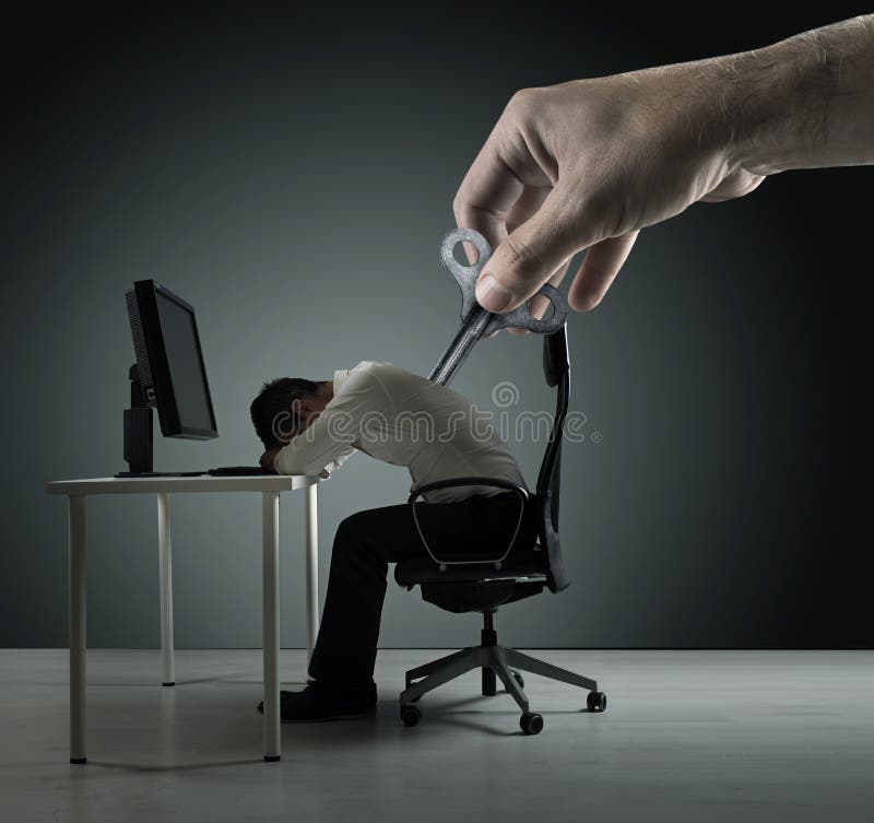 Begreppsmässig stående av exhausred kontorsarbetare som en är winded upp royaltyfri foto Begreppsmässig stående av exhausred kontorsarbetare som en är winded upp royaltyfri foto