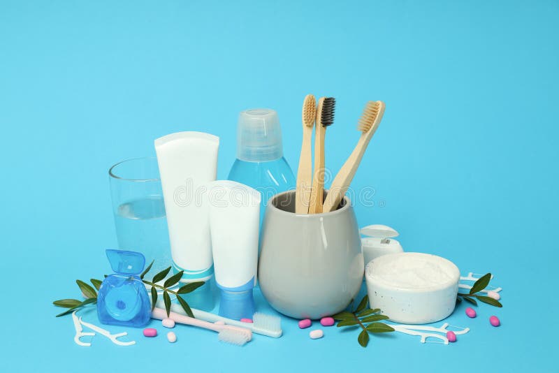 Begriff der Zahn- oder Mundpflege auf blauem Hintergrund lizenzfreie stockfotografie