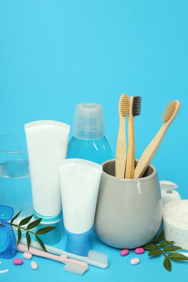 Begriff der Zahn- oder Mundpflege auf blauem Hintergrund lizenzfreies stockbild
