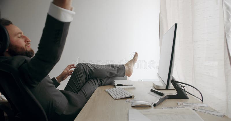 Begriff des Gehalts oder Gewinns. Ein guter glücklicher Geschäftsmann streut die Dollars ab. stock footage