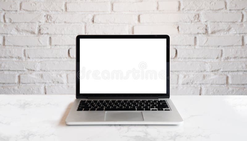 Begriffsarbeitsplatz, Laptop-Computer mit leerem weißem Schirm Scheinbarer hoher Laptop auf hölzerner Tabelle und weißer Backstei stockfotos