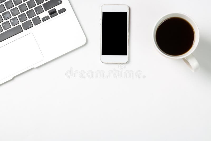Begriffsarbeitsplatz oder Geschäftskonzept Laptop-Computer mit Tasse Kaffee und modernem Handy auf weißem Hintergrund Freier Bade lizenzfreies stockbild Begriffsarbeitsplatz oder Geschäftskonzept Laptop-Computer mit Tasse Kaffee und modernem Handy auf weißem Hintergrund Freier Bade lizenzfreies stockbild