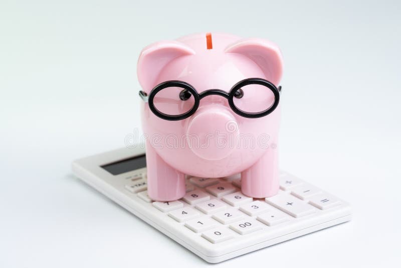 Begroting, kosten of investeringsberekening en financieel activiteitenconcept, roze spaarvarken die glazen dragen op witte calcul