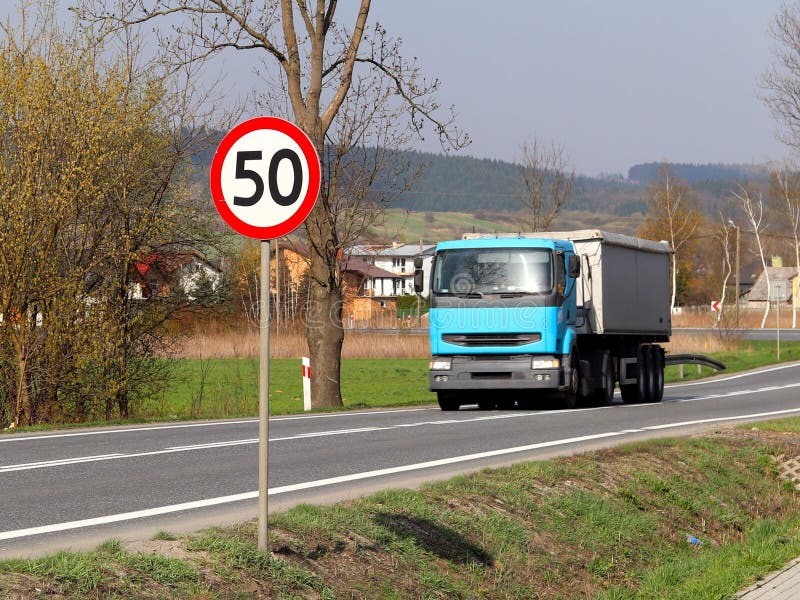Begränsa hastigheten av trafik till km/tim 50 Vägmärke på huvudvägen säkerhet av trafik Motoriskt trans. av passagerare och carg royaltyfri fotografi Begränsa hastigheten av trafik till km/tim 50 Vägmärke på huvudvägen säkerhet av trafik Motoriskt trans. av passagerare och carg royaltyfri fotografi
