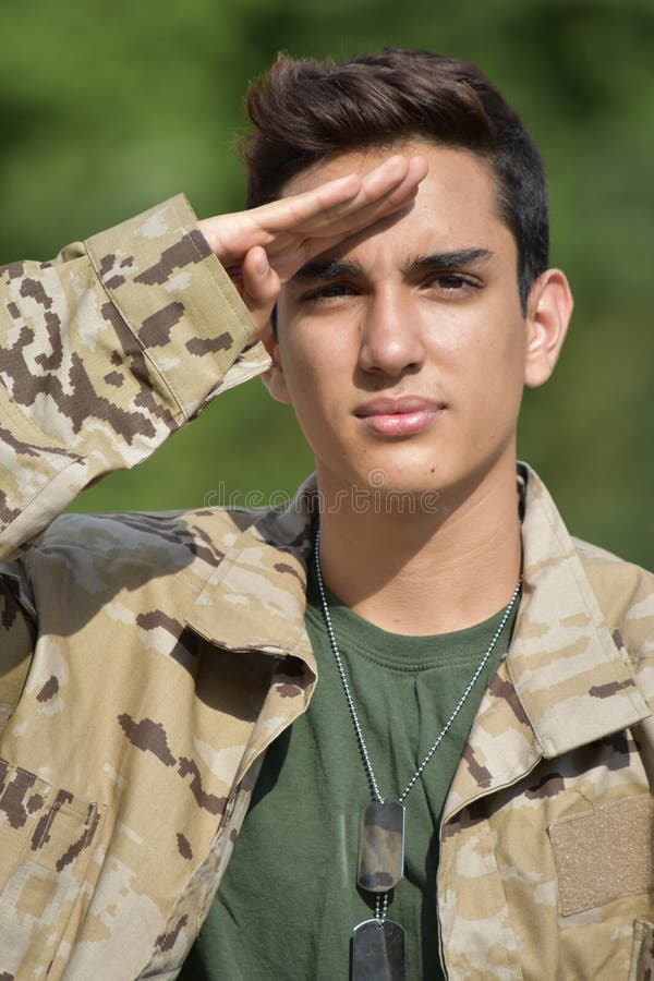 Begrüßender kolumbianischer männlicher Soldat stockbilder Begrüßender kolumbianischer männlicher Soldat stockbilder