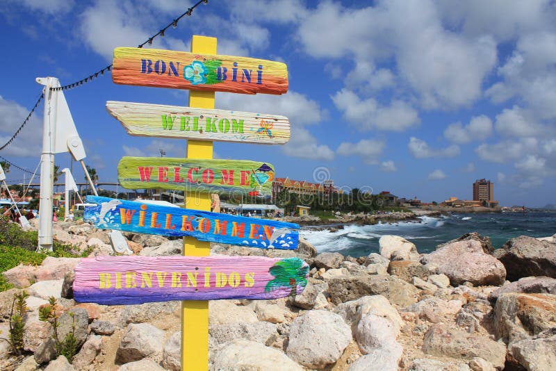 Begrüßungszeichen in verschiedenen Sprachen in Willemstad, Curacao