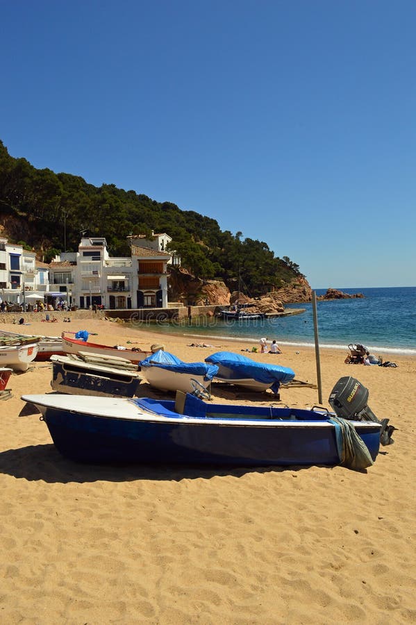 Begur - βάρκες και παραλία στοκ εικόνες