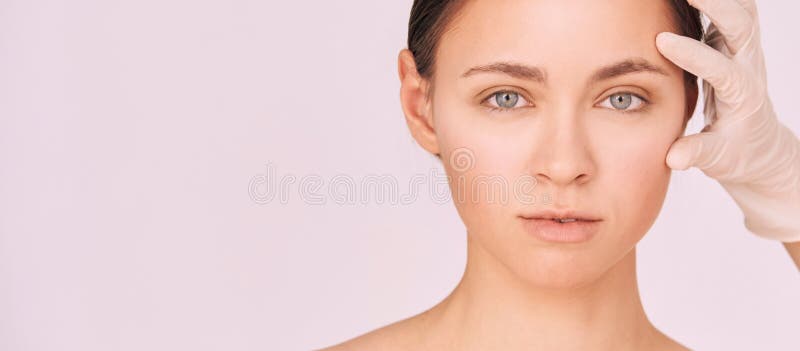 Behandeling van vrouwelijke derma. gezichtsesthetica antileeftijdsanalyse. cosmetologie
