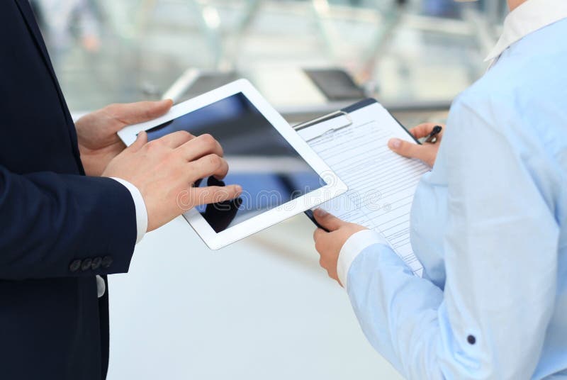 Behandeln mit zwei Geschäftsmännern lizenzfreie stockfotografie Behandeln mit zwei Geschäftsmännern lizenzfreie stockfotografie