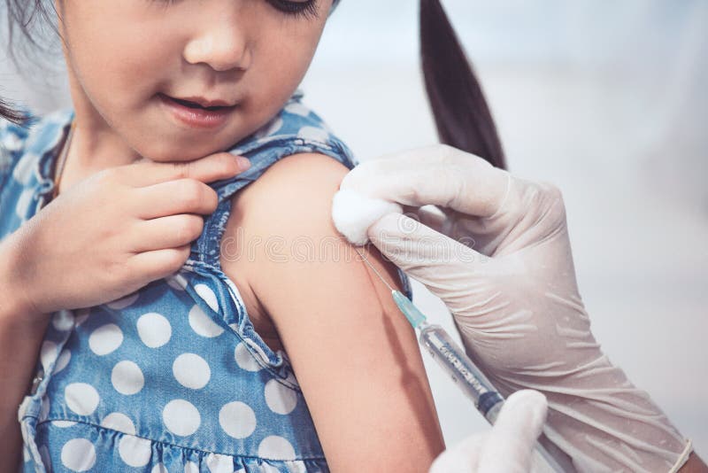 Behandeln Sie das Einspritzen von Schutzimpfung im Arm des asiatischen kleines Kindermädchens lizenzfreie stockbilder Behandeln Sie das Einspritzen von Schutzimpfung im Arm des asiatischen kleines Kindermädchens lizenzfreie stockbilder