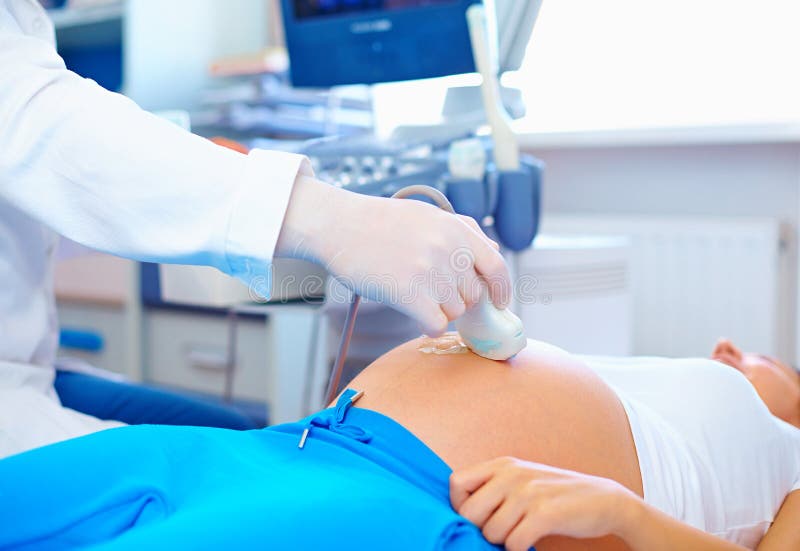 Behandeln Sie das Leiten des Ultraschallverfahrens zur schwangeren Frau lizenzfreies stockbild