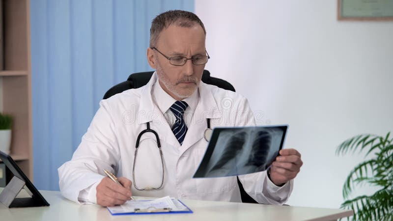 Behandeln Sie den Untersuchungskastenlungenröntgenstrahl und Patienten medizinische Form füllen, Grippeepidemie stockfoto Behandeln Sie den Untersuchungskastenlungenröntgenstrahl und Patienten medizinische Form füllen, Grippeepidemie stockfoto