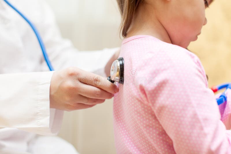 Behandeln Sie die Untersuchung eines Kindermädchens in einem Krankenhaus stockbild Behandeln Sie die Untersuchung eines Kindermädchens in einem Krankenhaus stockbild