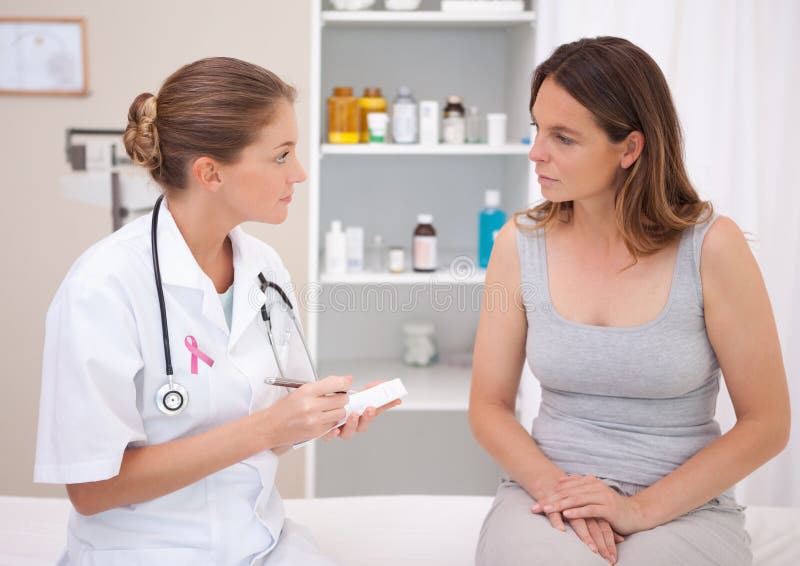 Behandeln Sie Frau mit Brustkrebs-Bewusstseinsband und Patienten lizenzfreie stockfotos