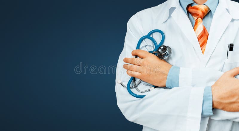 Behandeln Sie In White Coat mit ein Stethoskop-Kreuzen seine Arme über seinem Kastenc$kopie-raum auf blauem Hintergrund Gesundhei
