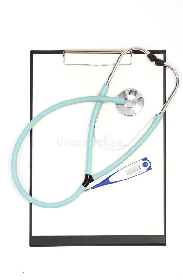 Behandelt Stethoskop, digitalen Thermometer und löscht Klemmbrett auf weißem Hintergrund lizenzfreies stockfoto