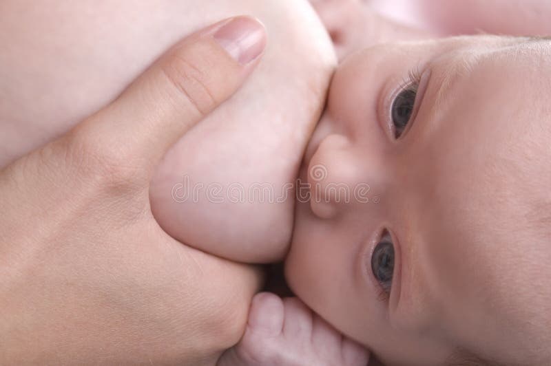 behandla som ett barn amningmödrar royaltyfri fotografi behandla som ett barn amningmödrar royaltyfri fotografi