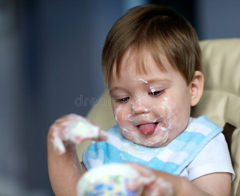 behandla som ett barn äta yoghurt royaltyfria foton behandla som ett barn äta yoghurt royaltyfria foton