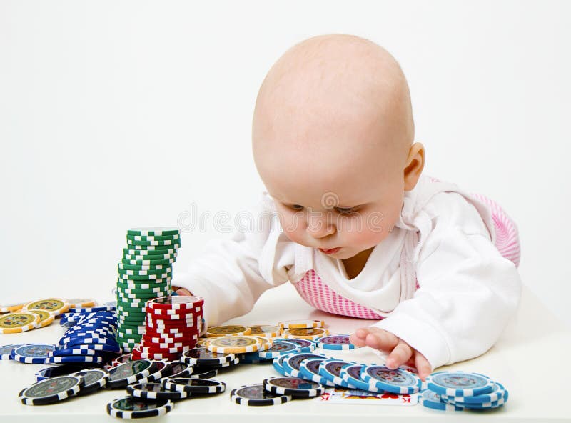 behandla som ett barn chiper som leker poker royaltyfri bild behandla som ett barn chiper som leker poker royaltyfri bild