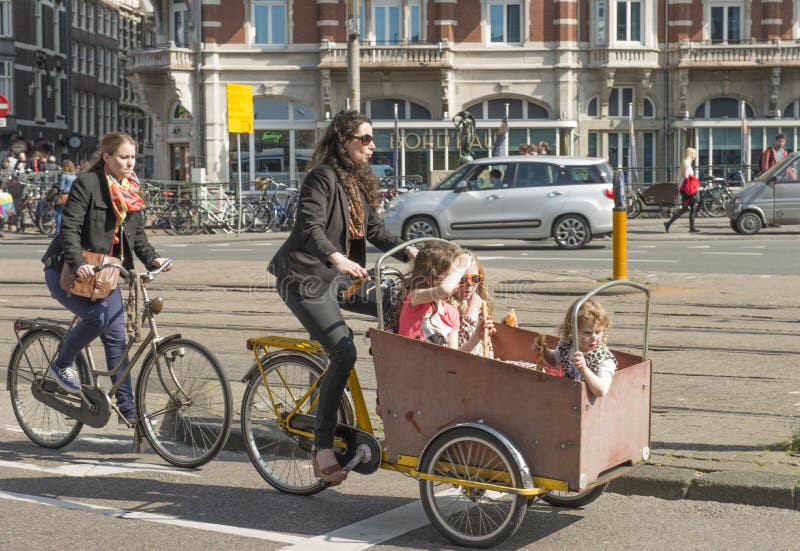 Behandla som ett barn cykelvagnar arkivbilder Behandla som ett barn cykelvagnar arkivbilder