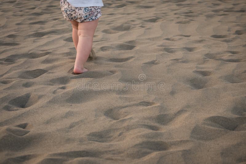 Behandla som ett barn flickan kör på sand arkivbilder Behandla som ett barn flickan kör på sand arkivbilder