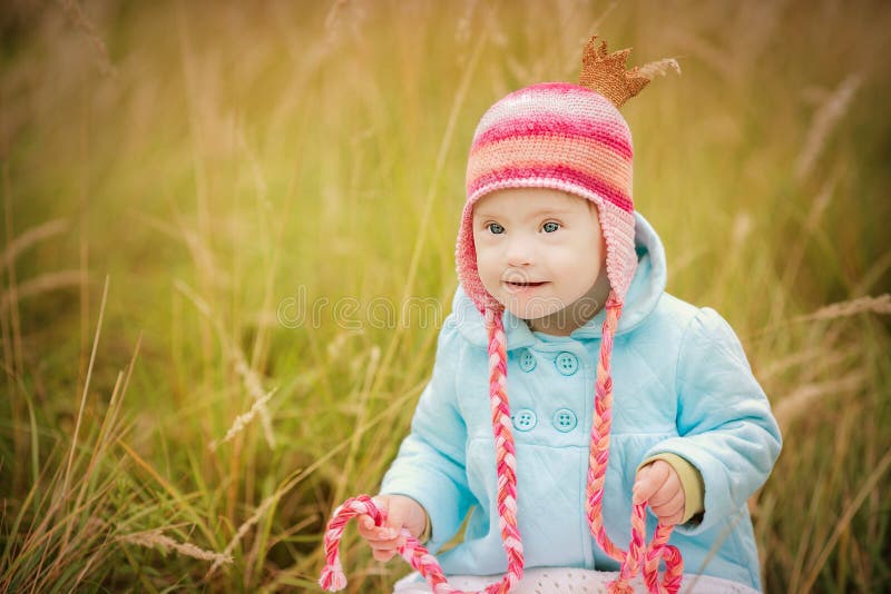 Behandla som ett barn flickan med Down Syndrome ser förvånat arkivfoton