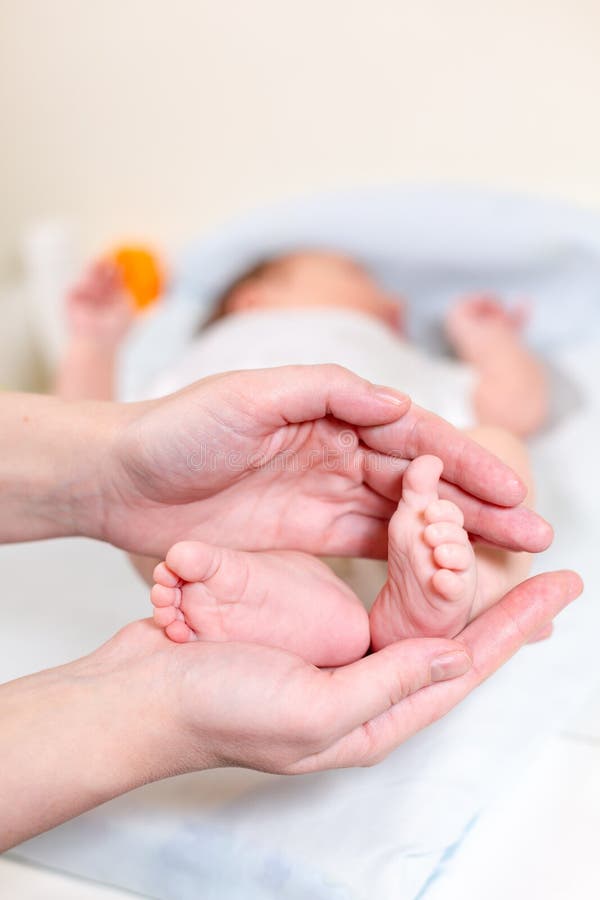 Behandla som ett barn fot i moderhänder Mycket litet nyfött behandla som ett barn fot för ` s på kvinnlign formade handcloseupen arkivbild Behandla som ett barn fot i moderhänder Mycket litet nyfött behandla som ett barn fot för ` s på kvinnlign formade handcloseupen arkivbild
