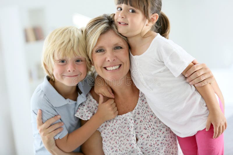 1 behandla som ett barn föräldrar för den lyckliga home modern för golvet för fadern för pojkebarnfamiljen som gammala leker ståe royaltyfria foton 1 behandla som ett barn föräldrar för den lyckliga home modern för golvet för fadern för pojkebarnfamiljen som gammala leker ståe royaltyfria foton