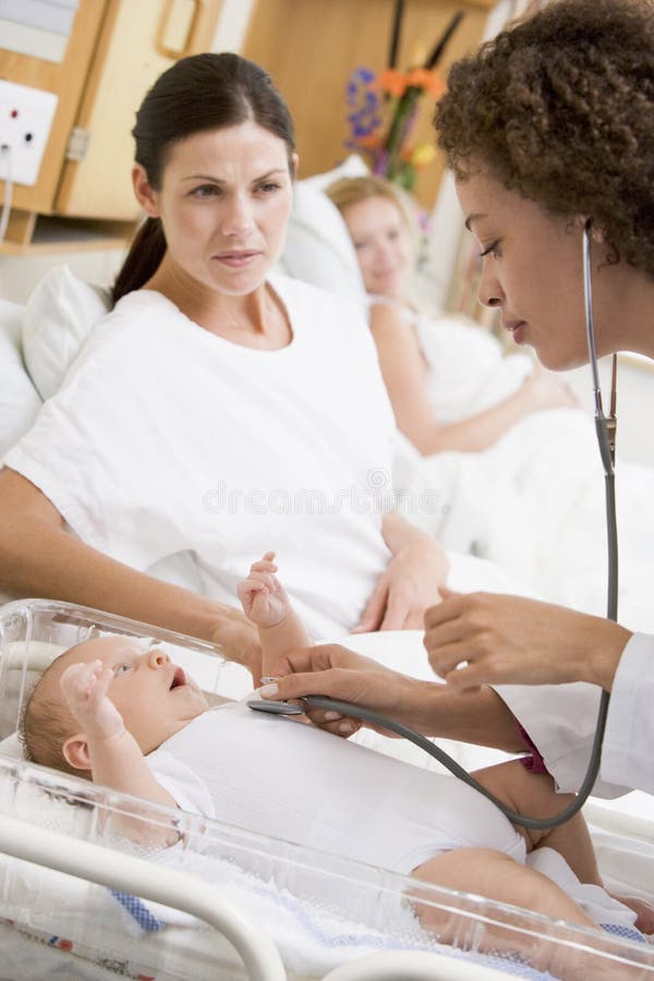 Behandla som ett barn kontrollera doktorshjärtslagmoder nytt s royaltyfri bild