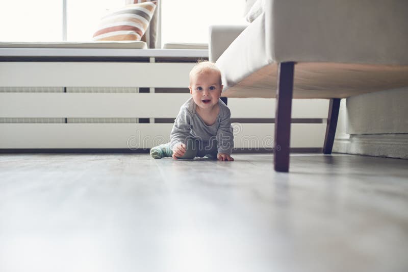 Behandla som ett barn lite pojkekrypningen på golv hemma fotografering för bildbyråer Behandla som ett barn lite pojkekrypningen på golv hemma fotografering för bildbyråer