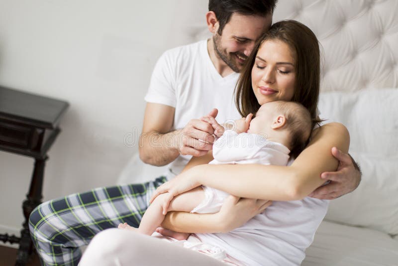 behandla som ett barn lyckligt nyfött för familj fotografering för bildbyråer behandla som ett barn lyckligt nyfött för familj fotografering för bildbyråer